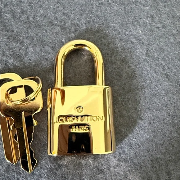 LV Lock and Key #306 - Picture 3 of 6